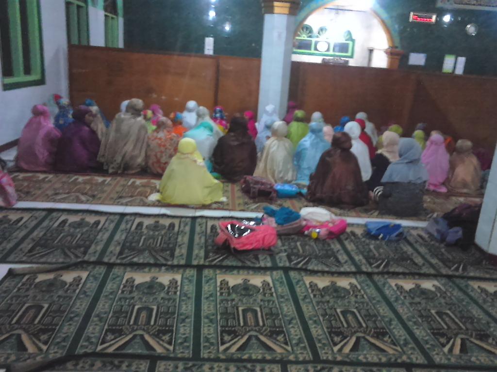 EYustiono's tweet photo. Dzikir bersama sesudah sholat magrib berjama'ah di Ponpes Aminul Huda di Rancasawo Kel.Margasari Rt 04/18. https://t.co/8DkLM1B3WF
