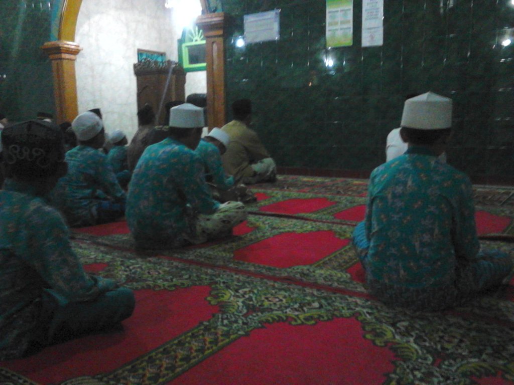 EYustiono's tweet photo. Dzikir bersama sesudah sholat magrib berjama'ah di Ponpes Aminul Huda di Rancasawo Kel.Margasari Rt 04/18. https://t.co/8DkLM1B3WF