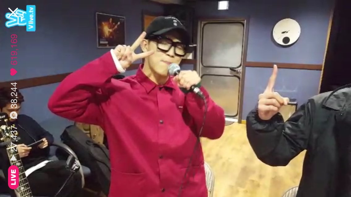 imhyunsick's tweet photo. SUPER CUTE TODAY ILY #ForEverWithBTOB #4EverWithBTOB https://t.co/o3llI7VBjI