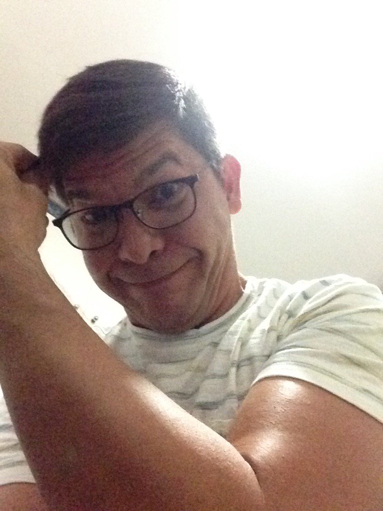 R_FAULKERSoN's tweet photo. Hello short hair! #EBHolyMonday https://t.co/gfrXBYnzoC