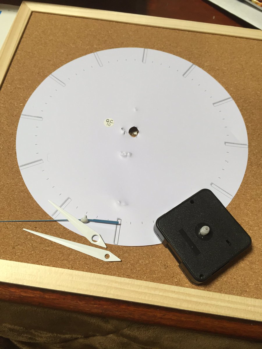 Oji 今日は今から引越し先で使う時計を作る ダイソーで 円形の壁掛け時計 コルクボード正方形 を使って 時計を分解して針と機械をとってコルクにつけて T Co B6dzner5w0