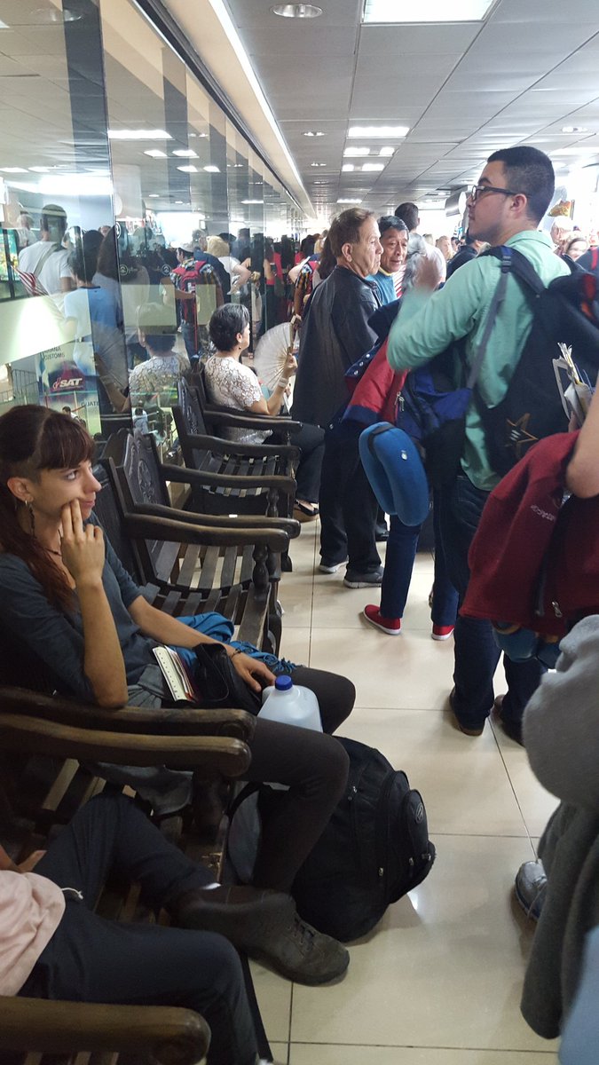 AnalisaGS's tweet photo. Line wrapped around..people can't find the end, soooo hot! #saunaaurora #guatemala https://t.co/PWuOoIkQsX