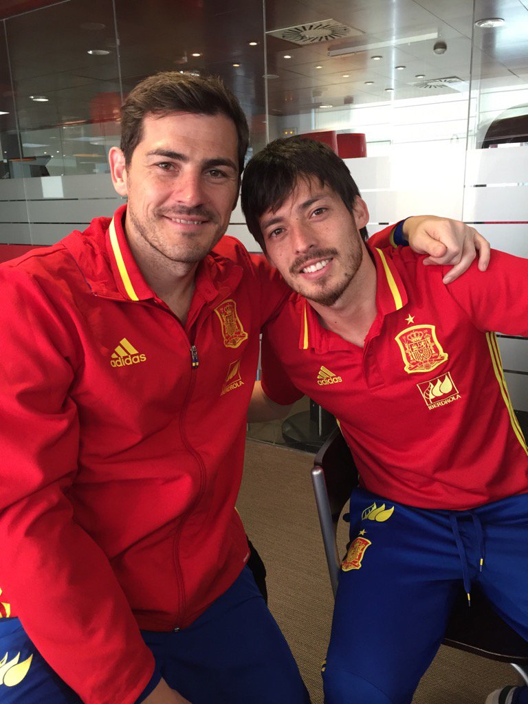 IkerCasillas's tweet photo. Llegada a Las Rozas con la @SeFutbol ! Charlando con @21LVA de todo y de todos! 🇪🇸🇪🇸🇪🇸🇪🇸🇪🇸🇪🇸 https://t.co/DZLFAoWS7M