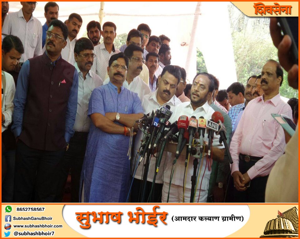 श्री.हरी आणे यांना बडतर्फ करण्यासाठी शिवसेनेच्या वतीने पत्रकार परिषद घेण्यात आली होती . या वेळीचे छायाचित्र.