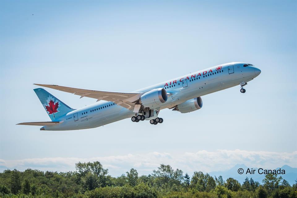 Airport_FRA's tweet photo. Great outlooks: @AirCanada Dreamliner B787 featuring the premium economy class to serve FRA as of March 26. #flyFRA https://t.co/CABrW7Xo2s