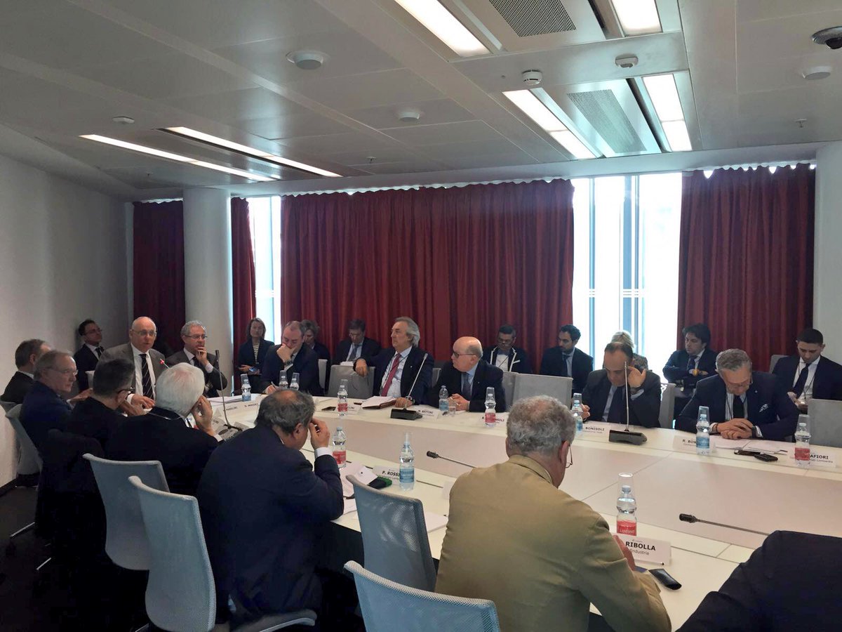 mauro_parolini's tweet photo. #DilloallaLombardia da tavolo #sviluppoeconomico tante conferme di buon governo e spunti interessanti su nuove sfide https://t.co/2IFDgEIFtO