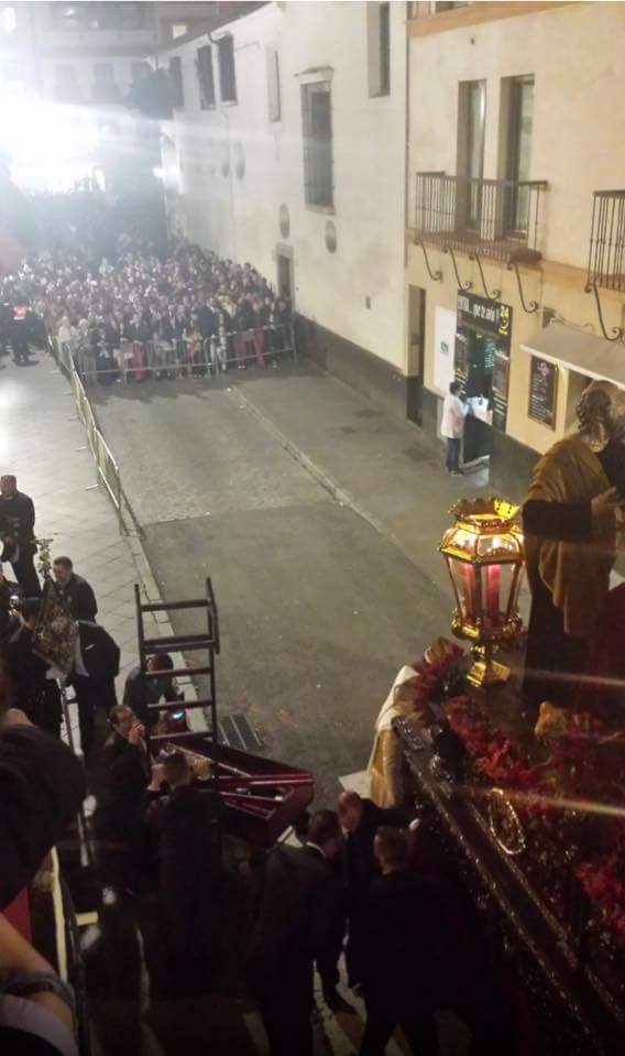 FranVergara94's tweet photo. ¿Pero esto? Vergüenza. Así nos cargamos la #SSanta16. Por favor rectifiquen @Ayto_Sevilla. Desconozco autor foto. https://t.co/QIaS6LiIN7