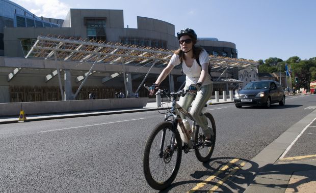 Data suggests net benefit of 67p to society for every mile cycled rather than driven. More: sustrans.org.uk/blog/can-we-pu…