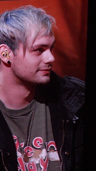 LukeHemmingArmy's tweet photo. Mikey😍

#5SOSFam #BestFanArmy #iHeartAwards https://t.co/auI5EPGXxq