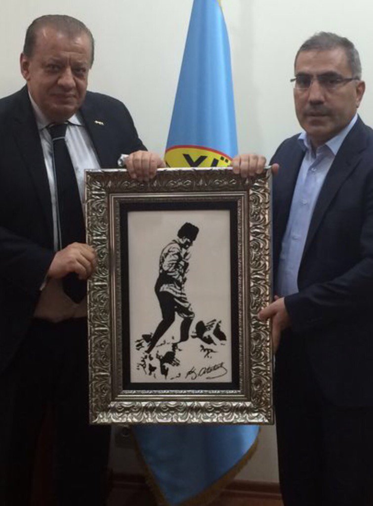 YÜREĞİR BELEDİYE BAŞKANI MAHMUT ÇELİKCAN'I MAKAMINDA ZİYARET ETTİM.BANA MUHTEŞEM BİR ATATÜRK PORTRESİ HEDİYE ETTİ