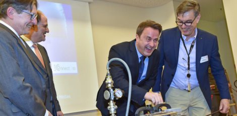 lessentiel's tweet photo. 1 000 km de fibre optique au  #Luxembourg @Xavier_Bettel @LuxConnect #DarkFiberNetwork https://t.co/8ZABstEiGm https://t.co/Js1UB3nuGQ