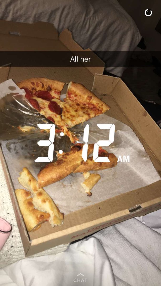 rachelwarden's tweet photo. When u eat an entire pizza in 9 minutes oops https://t.co/3dsO4QooYc