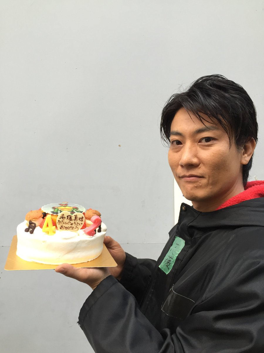 仮面ライダーアマゾンズ در توییتر 今日は駆除班 リーダーの志藤真くんのお誕生日だったぞん キャスト スタッフ皆でお祝いだぞん おめでとぞん 志藤くんは昭和のアマゾンと同い年の４２歳 何だか縁を感じるんだぞん これからもリーダー頼りにしてるぞん