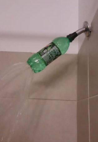 marley_ok's tweet photo. Que no se note la rascada!
No hay ducha, pero una botella con agujeritos es un reemplazo muy fino! https://t.co/aA0CyjwuZo