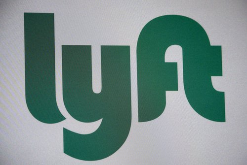ChelleRegner's tweet photo. @Lyft Follows @Uber Using @Facebook to Hail Rides by @goldenashby https://t.co/Bw8ogYUvVd https://t.co/v6pvD5dGvN