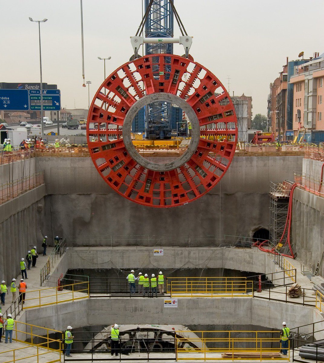 ferrovial_es's tweet photo. Construcción de un túnel de 4,2 Km ejecutado con tuneladora EPB que con 15,16 m de diámetro. #FotoDelDía https://t.co/KnvXTtzXzi