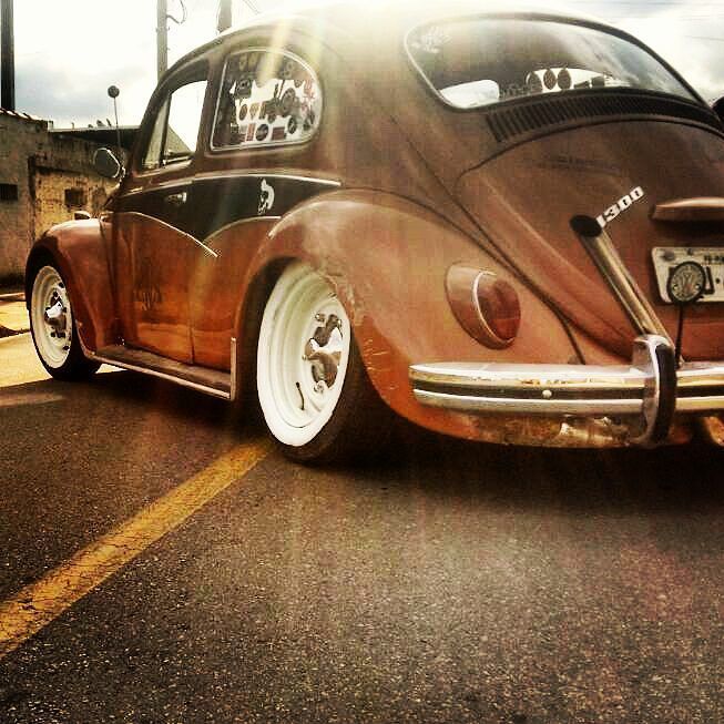 oldcar_photo's tweet photo. Há uma hora de partida mesmo quando não há lugar certo para onde ir. #Helena #fusca74 #vw #volkswagen #vocho #bug #… https://t.co/g5RUeakcVo