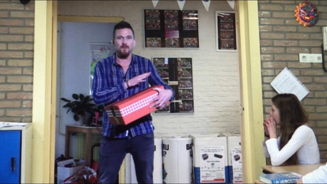 In de nieuwe eindfilm groep 8 (ter vervanging musical) ism Het Vergeten Kind, speelt Johnny de Mol een gastrol…