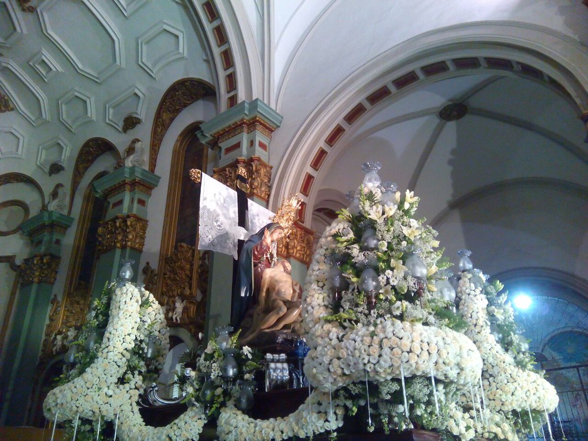 La Piedad preparada y esperando en la iglesia.  Esperemos que el tiempo mejores. En una hora más noticias.