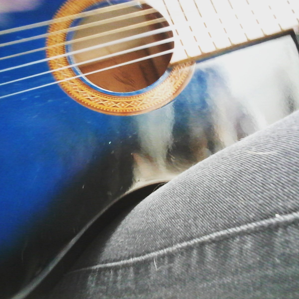 StefyCavs's tweet photo. Tocando un poco... #miguitarra #guitarra #clasica #sam #azul #inprovisando #DiaMundialDeLaPoesia https://t.co/HUVdujm9Lg