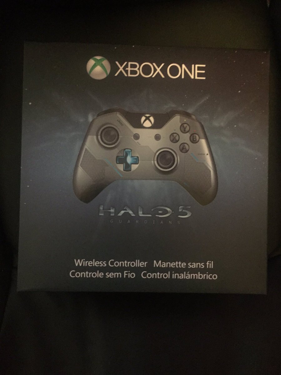 Levy_XXI's tweet photo. Giving away this controller! Must be following and RT to win. https://t.co/D5uTMlPABT