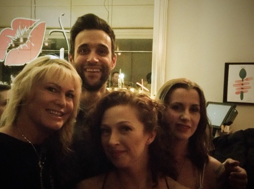 ooohjebus's tweet image. Me &amp;amp; @whit_laura hounding @RikMakarem for a picture when he was trying to ha.... tmi.me/1fd2dt