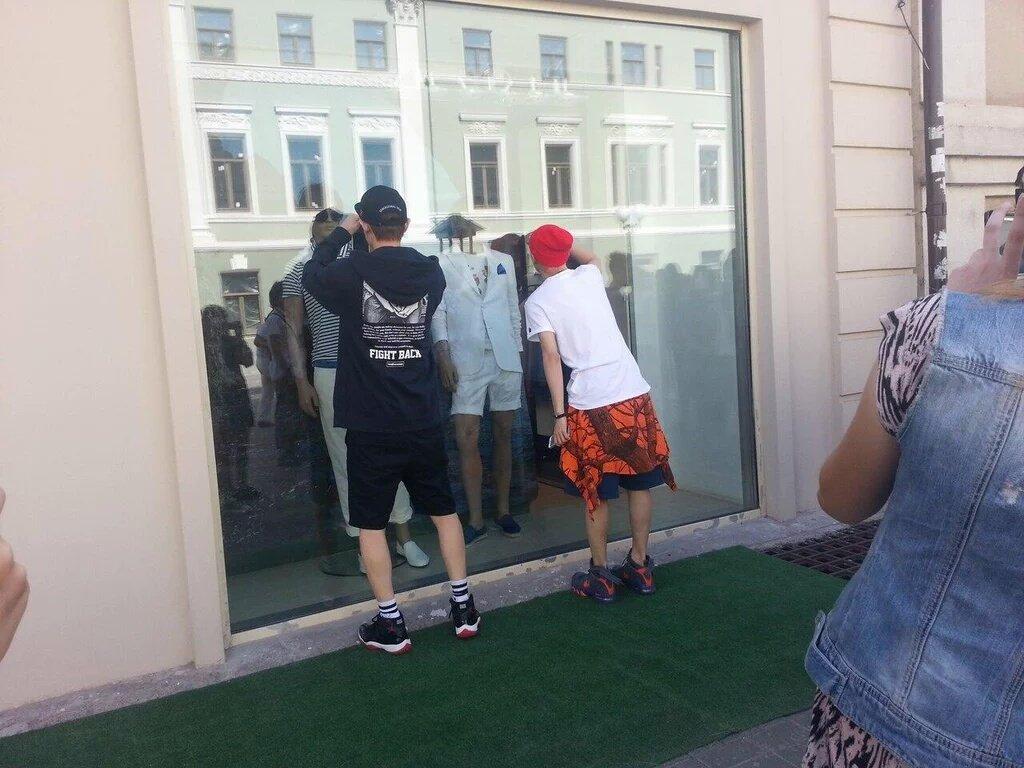 solornbalbum's tweet photo. #90 hot men only search for hot girls but here's chanyeol and luhan observing the mannequins at a shop https://t.co/dGg0jCpk4J