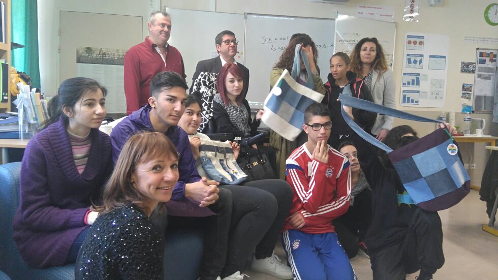 epa_paca's tweet photo. La chanteuse @MarinaRussoPro marraine d'honneur de la Mini-Entreprise 7 Belles Vies des Ulis du lycée Zola @ebaudu https://t.co/JcJgzciz9g