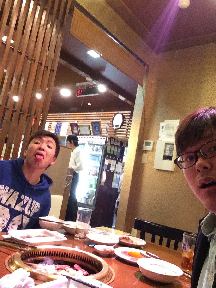 0906GARO's tweet photo. 今日は兄弟分の遅くなったが就職＆卒業祝いで焼肉いった♪
こやつはやっぱ面白い笑笑 https://t.co/7iCylRDJhs