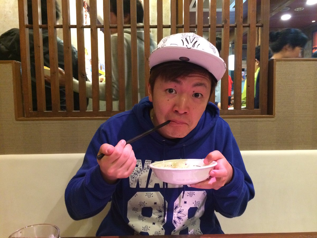 0906GARO's tweet photo. 今日は兄弟分の遅くなったが就職＆卒業祝いで焼肉いった♪
こやつはやっぱ面白い笑笑 https://t.co/7iCylRDJhs
