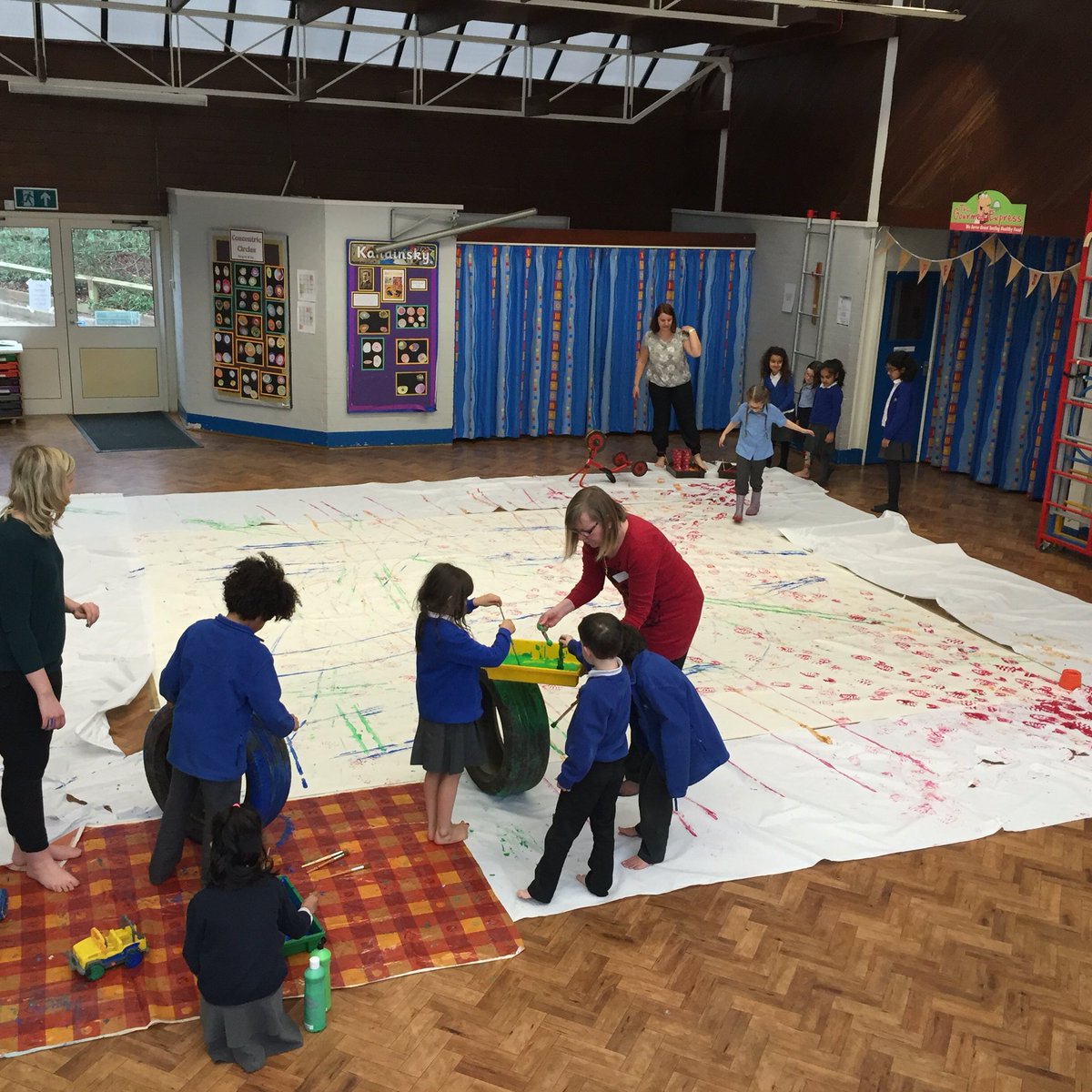 Eastfield_Leics's tweet image. Year 1 &amp;amp; 2 big art transport project. #messylearning #exploringmedia #learningisfun