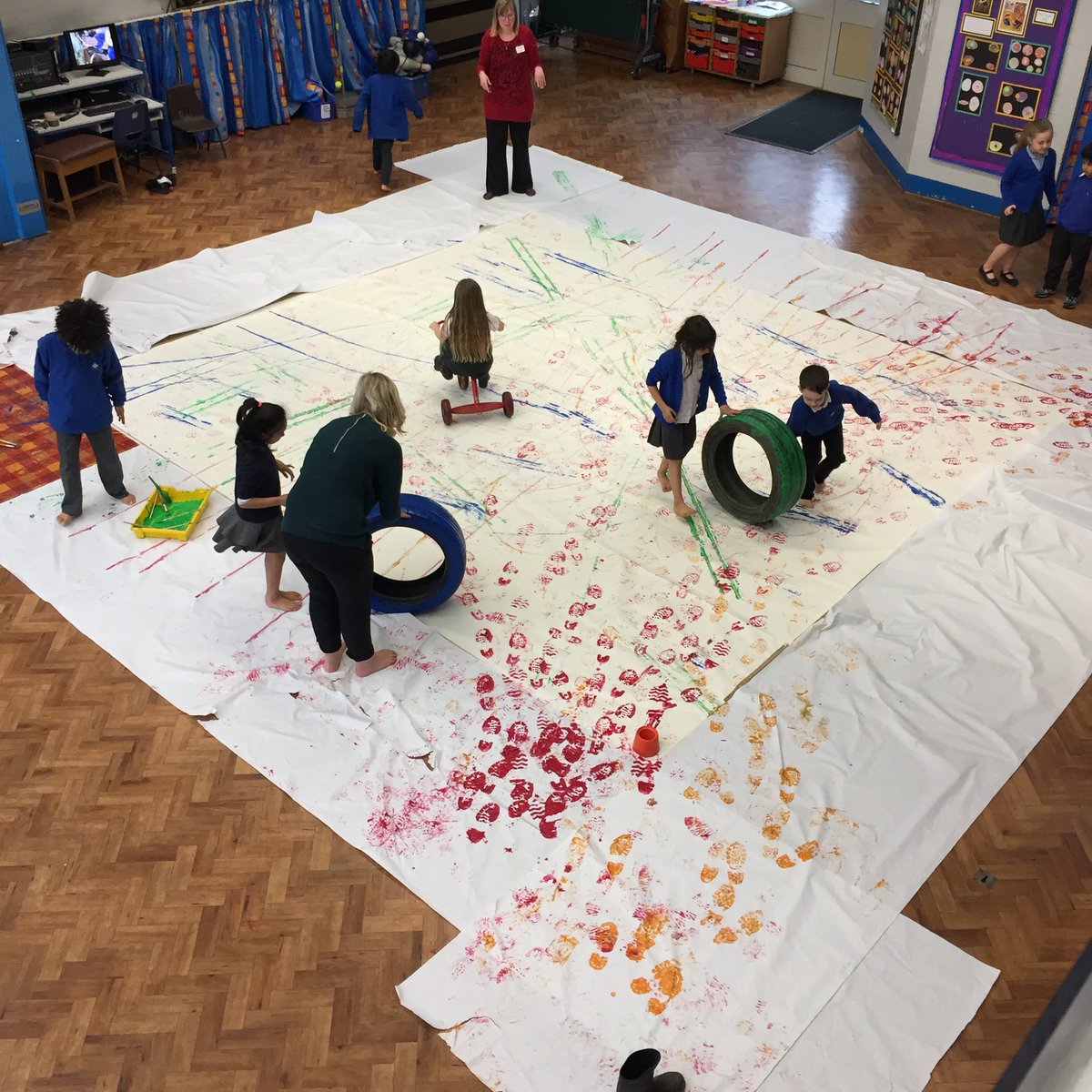 Eastfield_Leics's tweet image. Year 1 &amp;amp; 2 big art transport project. #messylearning #exploringmedia #learningisfun