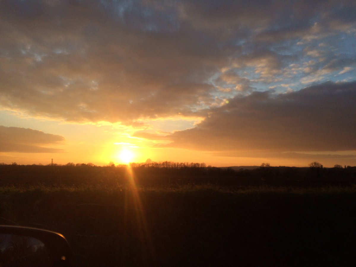 Tia_27's tweet photo. A Surrey sunset https://t.co/65WGV1ZvoF