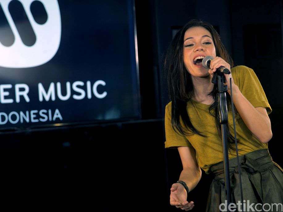 Lagunya Diproduseri Personel Black Eyed Peas, Shae: Ini Kayak Halu! detik.id/V2COzT via <a href="/detikhot/">detikhot</a>