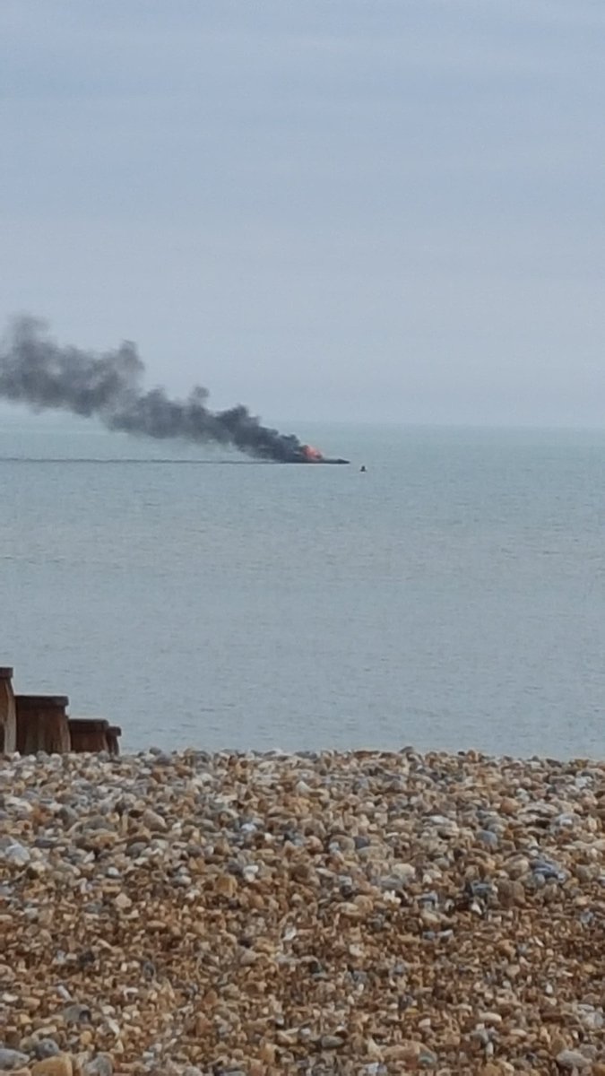 OccGiftsUK's tweet photo. Boat fire #explosions and eventual sinking just taken on #Eastbourne seafront @BBCBreaking https://t.co/IJNOXwvoFg