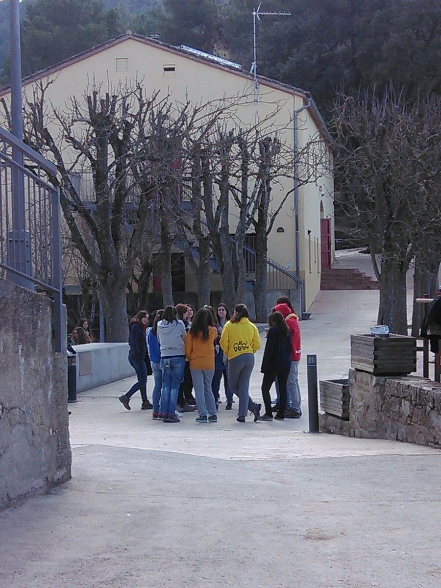 esplaisMCECC's tweet photo. Aquest matí els alumnes dels cursos han conegut una mica més el Moviment!  #SomMCECC! https://t.co/ENVcd2XuyI