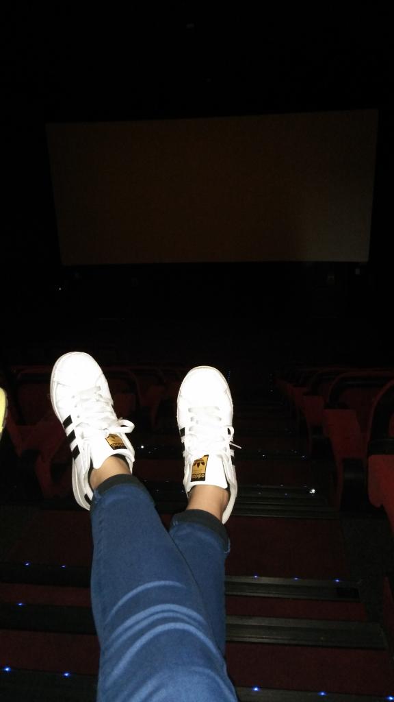 ElenaGN10's tweet photo. Sesión de cine #Leal https://t.co/VVZ7mp4E8J