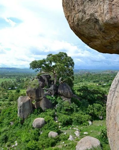 OurSiayaCounty's tweet photo. Some of most beautiful green vistas and rocky outcrops anywhere in the world. @CornelRasanga @RailaOdinga https://t.co/1s3uxfksOc