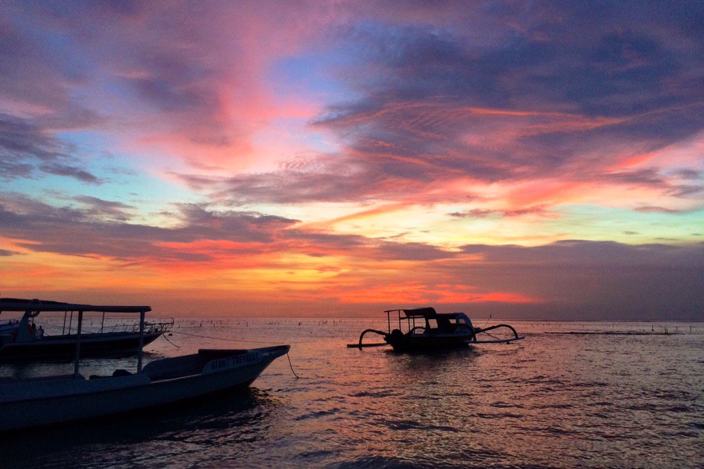 MakLydia's tweet photo. What did YOU do last week? We went on a dive trip to Nusa Lembongan!!!#bluecornerdive #TISExperienceweek #TISmacao https://t.co/qH6gKIEvNy