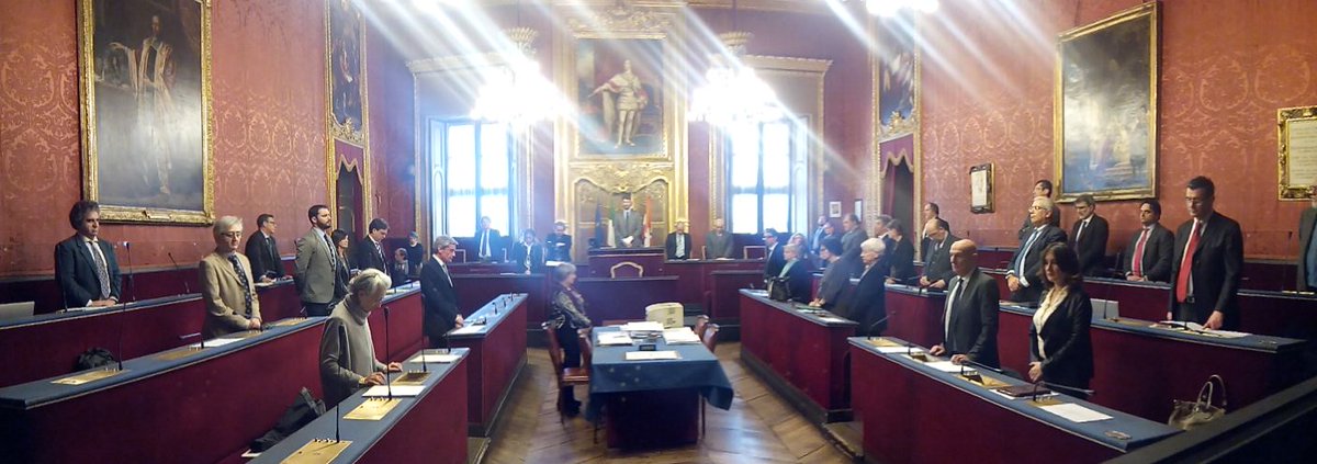 cittAgora's tweet photo. Minuto di silenzio in #salarossaTO per studentesse morte incidente #Tarragaona. Fra loro la torinese Serena Saracino https://t.co/Dos8Cio1pw