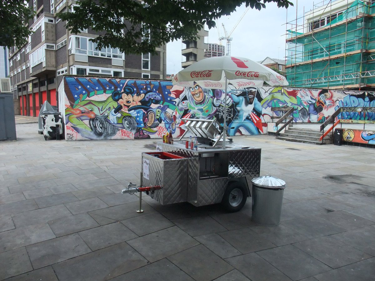 BigAppleHotDogs's tweet photo. #BAHDoldDays #OldStreet https://t.co/5C8YtYAN22