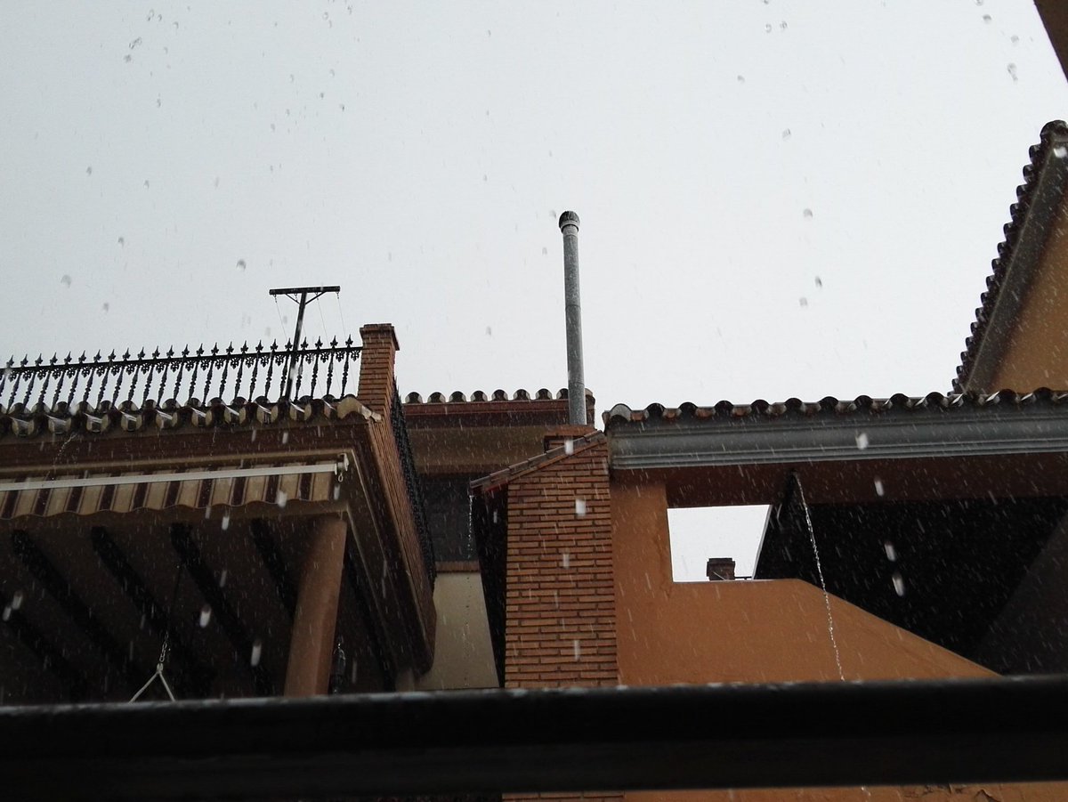 Lorena_mlg's tweet photo. #CofradíasMLG Lleva media hora lloviendo en Cártama y no tiene pinta de parar el cielo esta totalmente cubierto. https://t.co/t9Qe1UIn1O