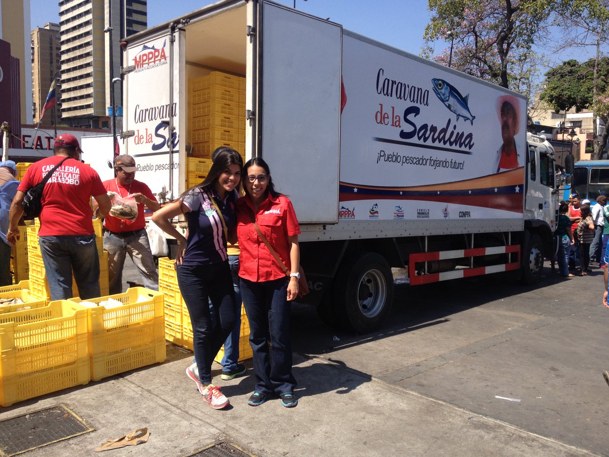 karolestefania's tweet photo. Viceministra de Producción Primaria Angélica Valencia. Plaza Sucre, CATIA #Pateandocalle #Periodismo1 @CesarEmilioT https://t.co/KapOU2dVrx