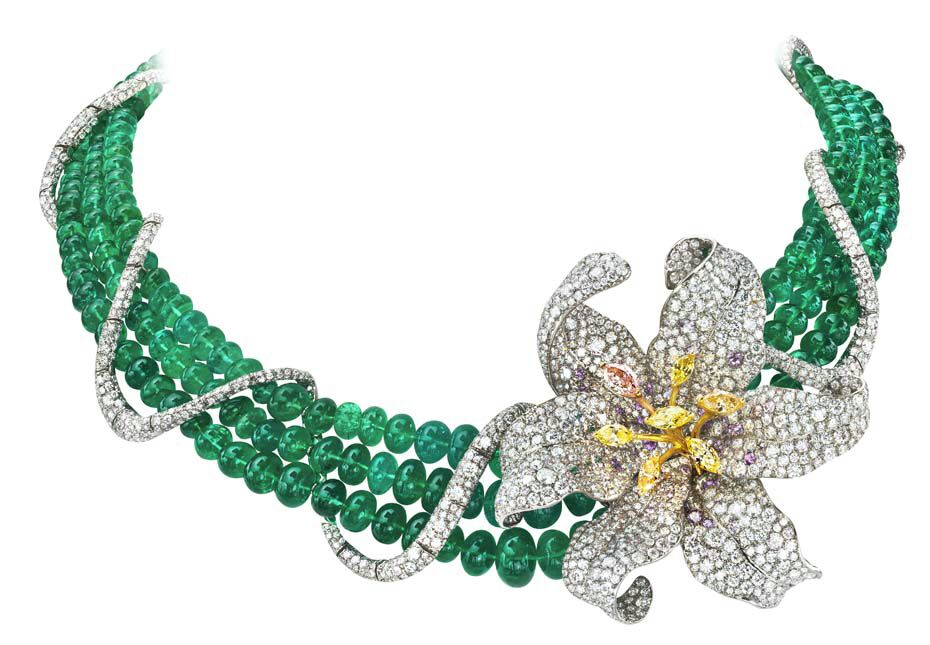 #elegant #neckpiece #emeralds & #diamonds with #diamond #motif in center #classy #womenofsubstance  #heavyjewellery