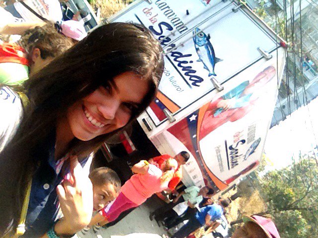 karolestefania's tweet photo. ¡CARAVANA DE LA SARDINA! #Pateandocalle #Periodismo1 #UCSAR Segunda Parada: "Casalta III, LA SILSA" @CesarEmilioT https://t.co/jao4cNpFyY