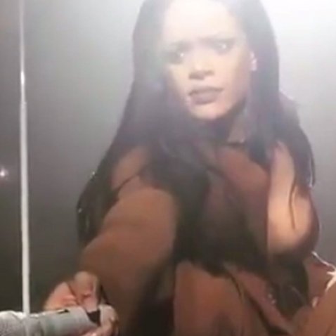 vozouk's tweet photo. THIS happened recently at a Rihanna concert. Shocked!! https://t.co/Djjl0YOeE2 #Rihanna #ANTIWorldTour https://t.co/CLFaFNvTNx