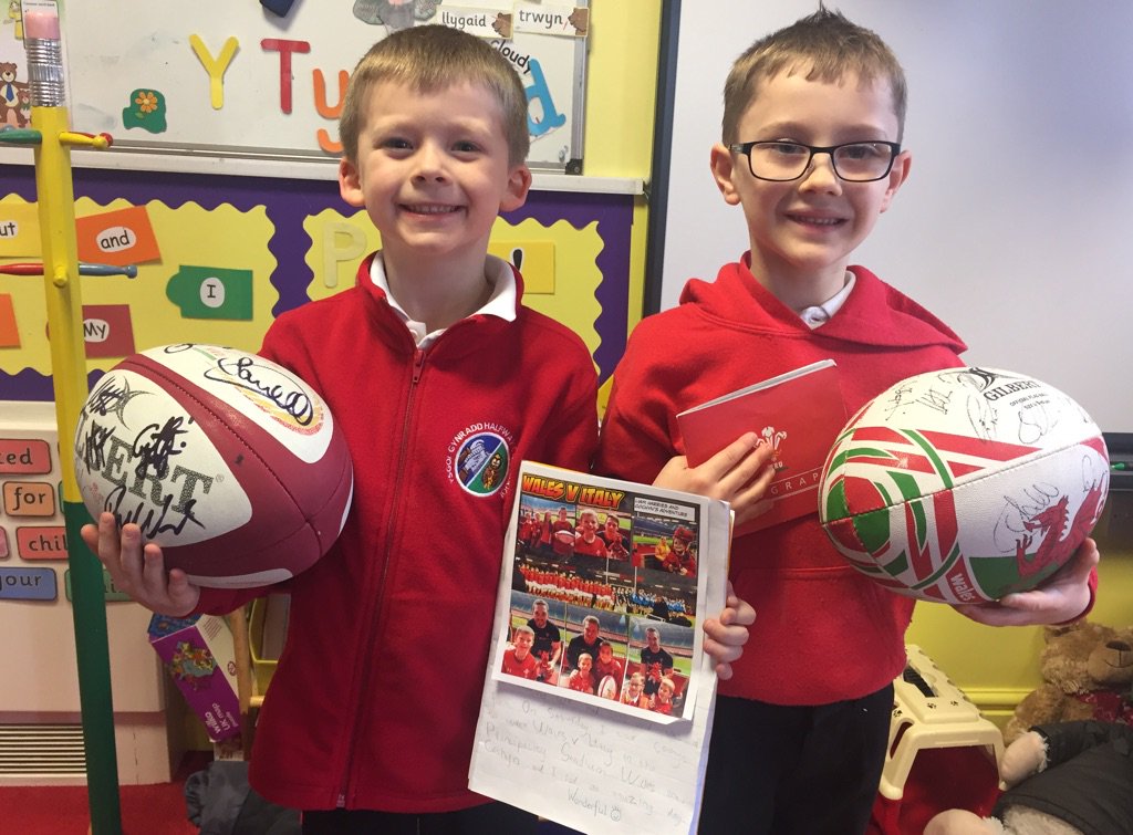 ScarletCochyn's tweet photo. I've had a wonderful weekend, meeting the Welsh team Friday and watching the game on Saturday 🏉😊 #wru https://t.co/B01RWTFndk