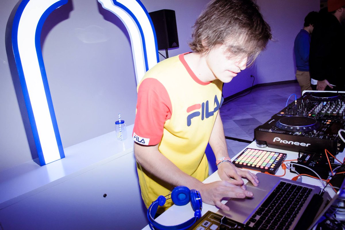 valleelectrico's tweet photo. Nos lo pasamos genial el jueves pasado pinchando junto a @MiquiBrightside
 en la presentación de #AbsolutIcon https://t.co/sFIsEJnW82