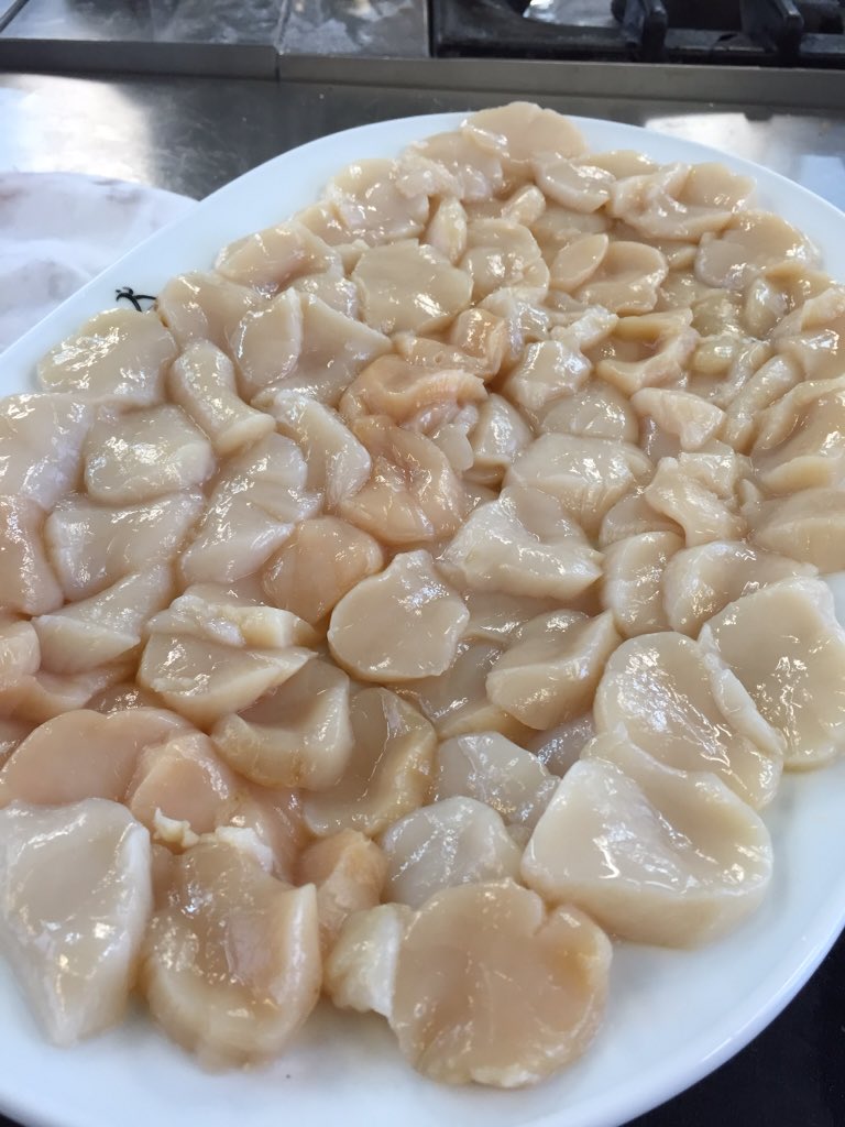 Carpaccio anyone ?! Jakobsmuschel Ceviche in process...#fivebochum