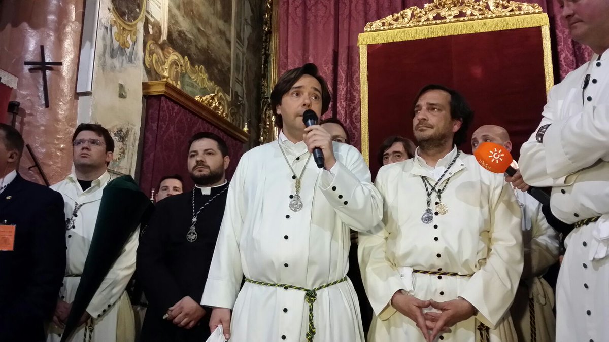 ArtesacroT's tweet photo. @Hdad_Redencion no sale. #SSantaSevilla16 #sevillahoy #TDSCofrade #estápasando 📷 Daniel G. Acevedo y @ruesgatriana https://t.co/dGpwi9i9tE